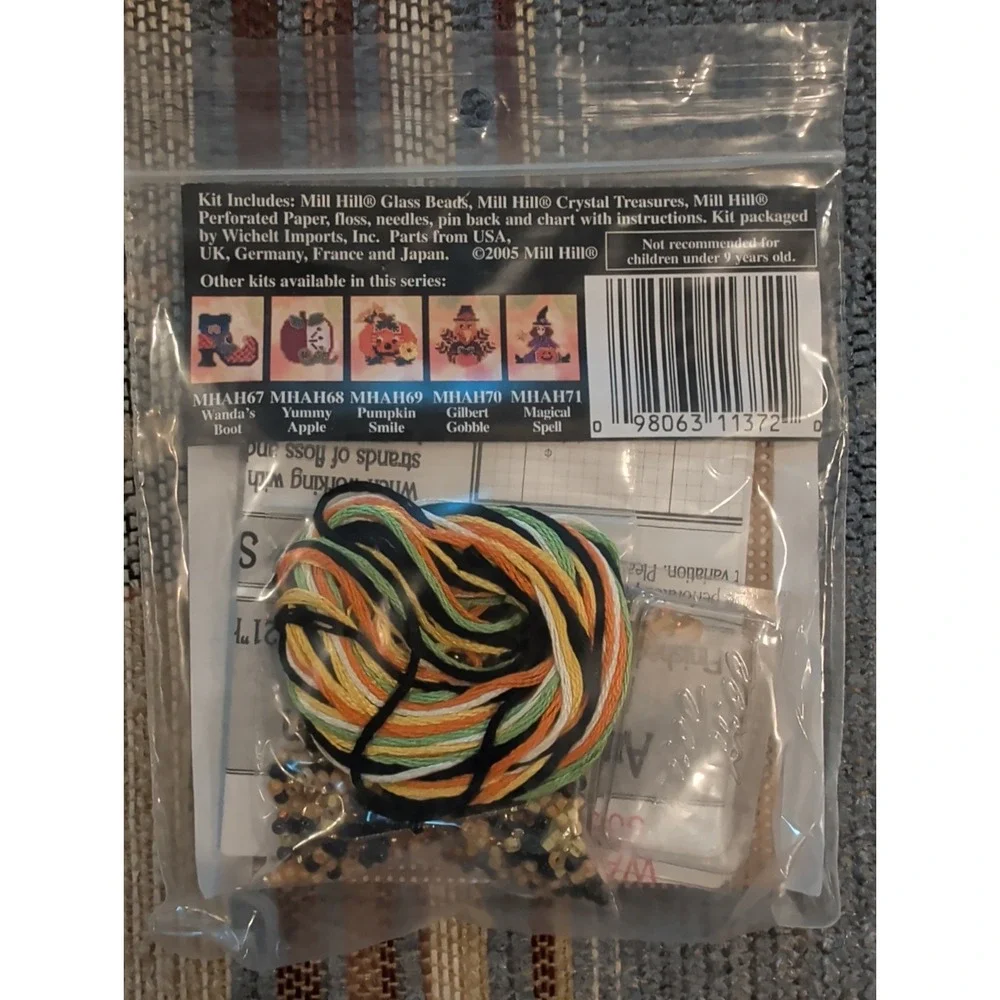 New 2005 Kit Mill Hill Glass Counted Bead MHAH72 Moon Kitty Autumn Harvest Pin